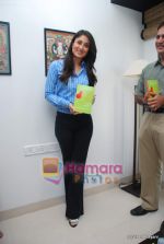 Kareena Kapoor at the launch of the Marathi version of Rutuja Diwekar_s hot selling book Don_t Lose Your Mind, Lose Your Weight in Khar on 13th Nov 2009 (27).JPG